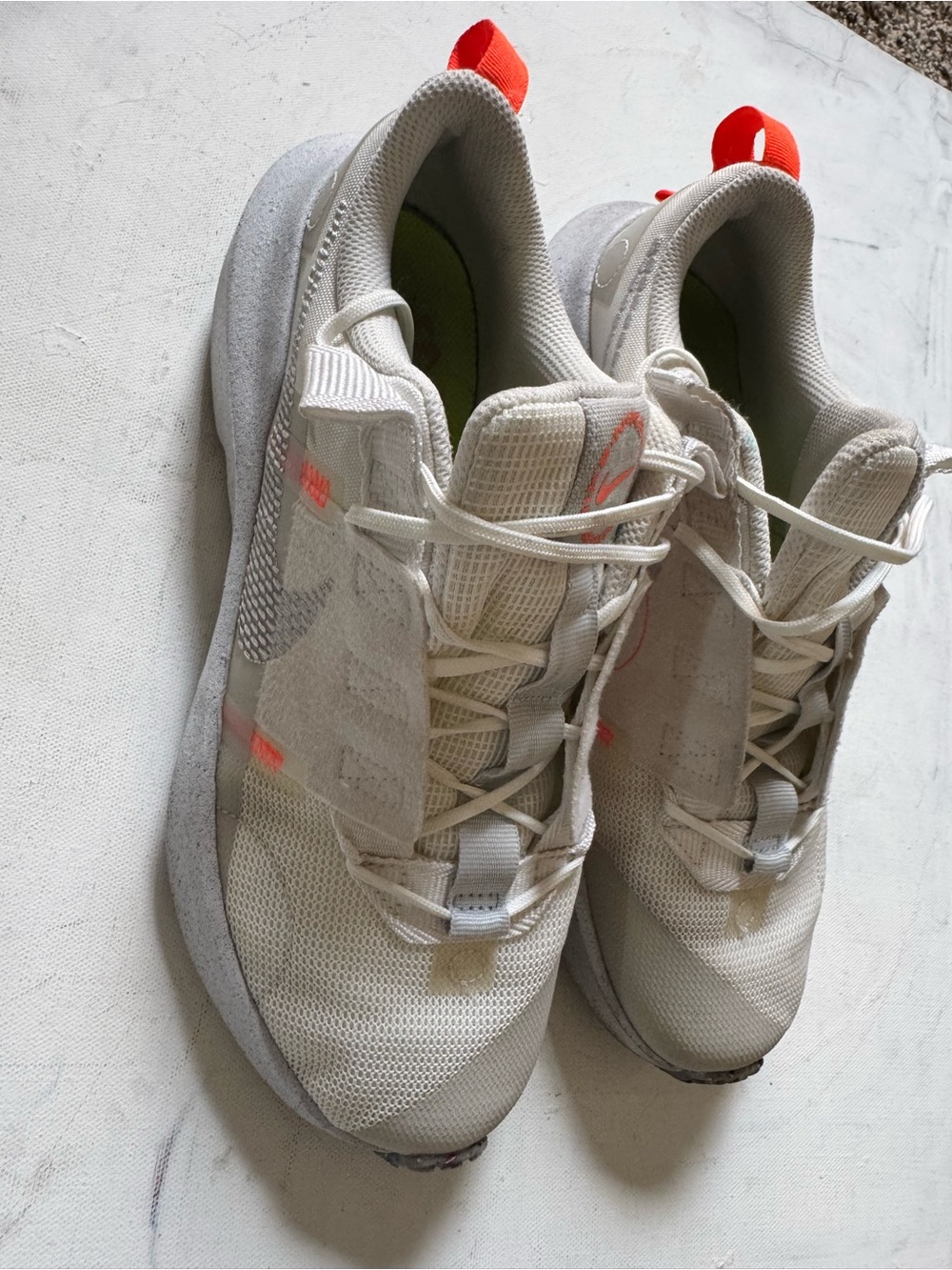 Nike Men's Light Gray Sneakers with Orange Pull Tabs